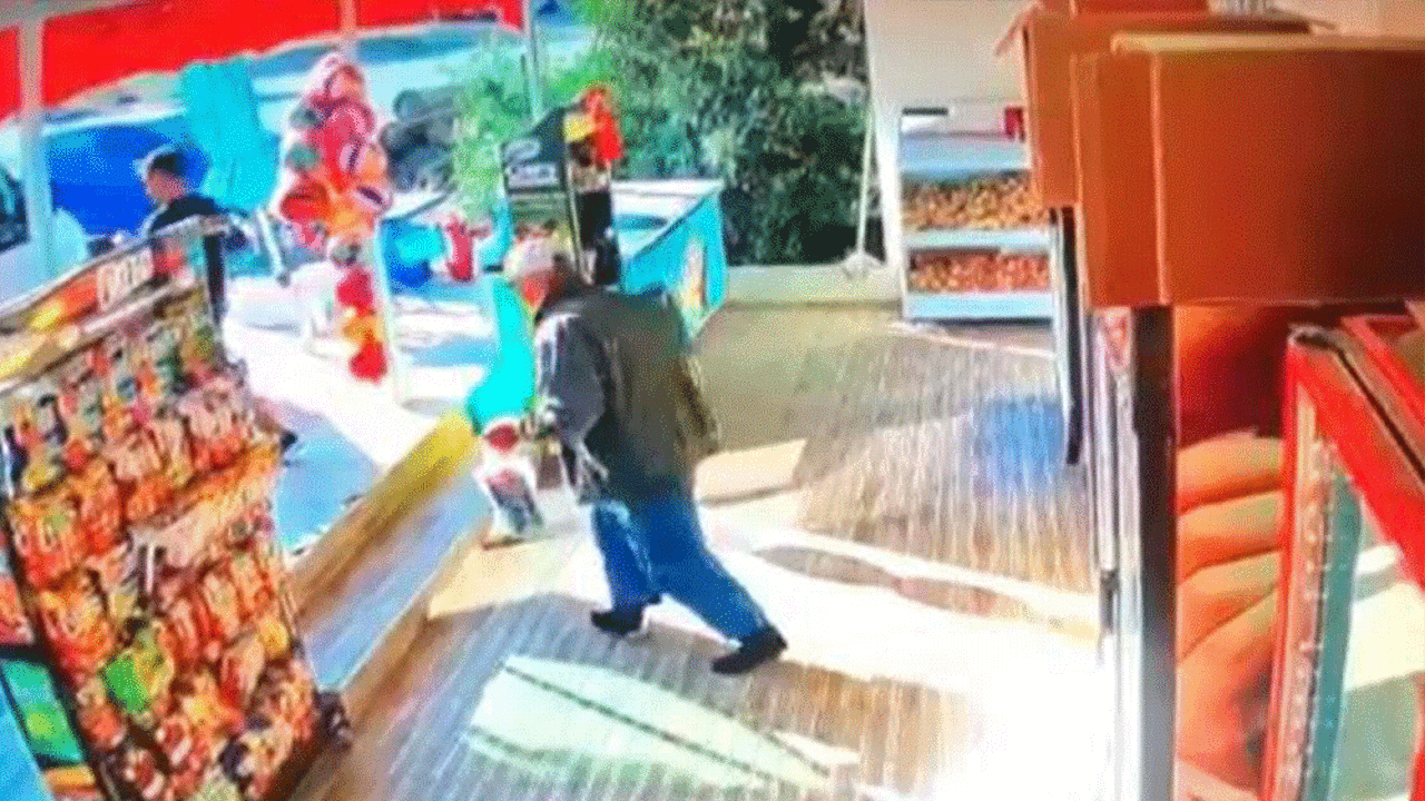 Markete çamurlu ayakkabılarını çıkartıp girdi. Sosyal medya bu amcayı konuşuyor