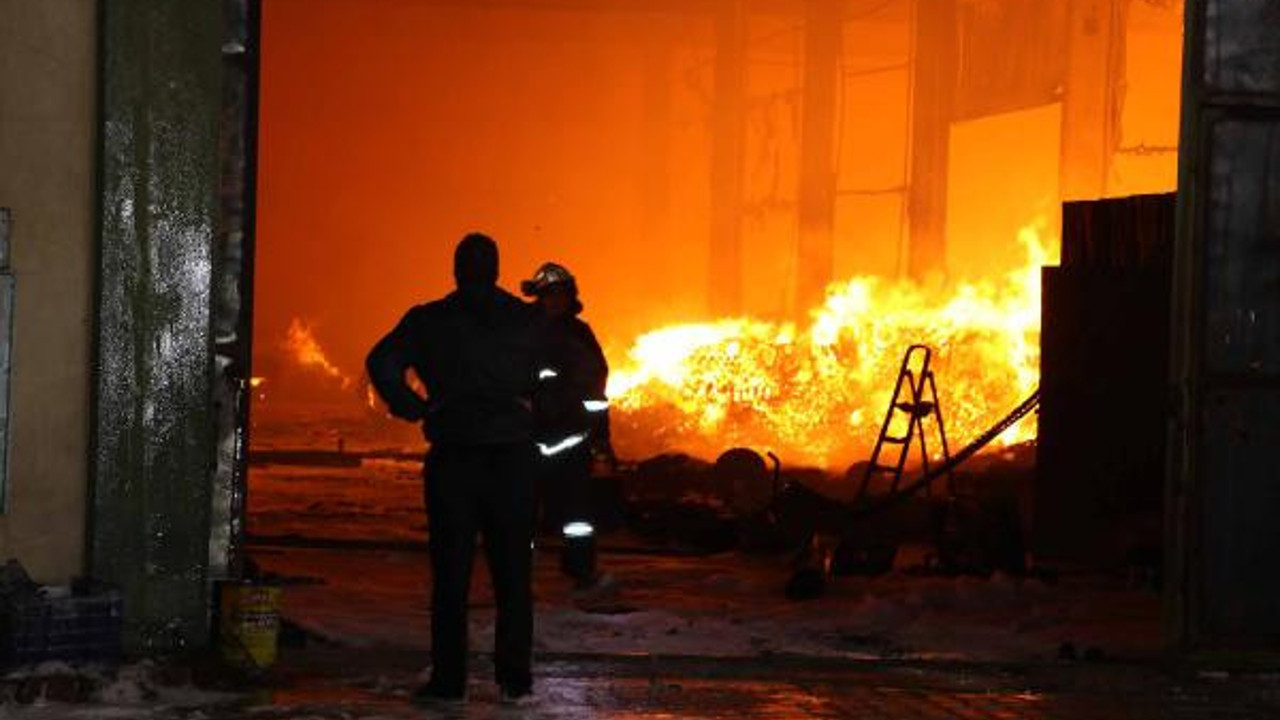Kağıt fabrikasında yangın! Alevler gökyüzünü aydınlattı