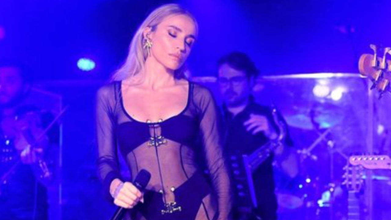 Gülşen konsere öyle bir elbiseyle çıktı ki...