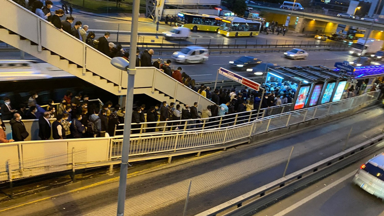 Yenibosna metrobüs durağında yine izdiham oluştu