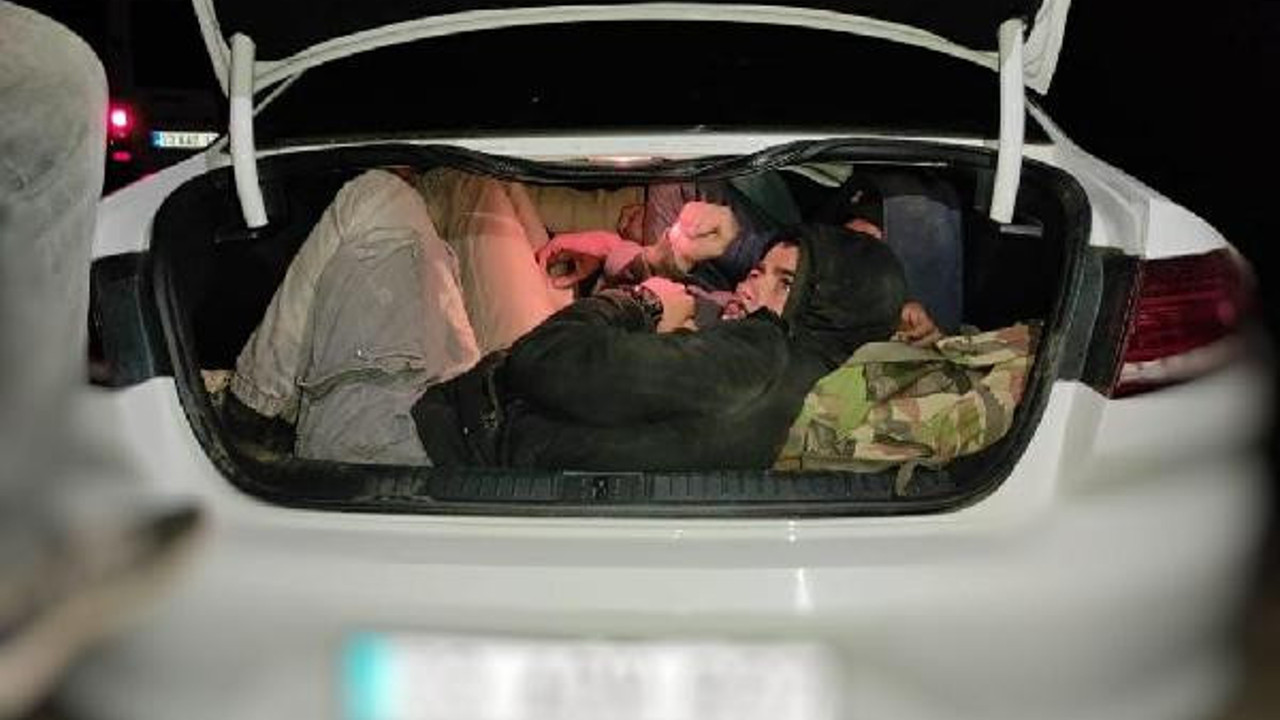 İki otomobilde 29 kaçak göçmen yakalandı