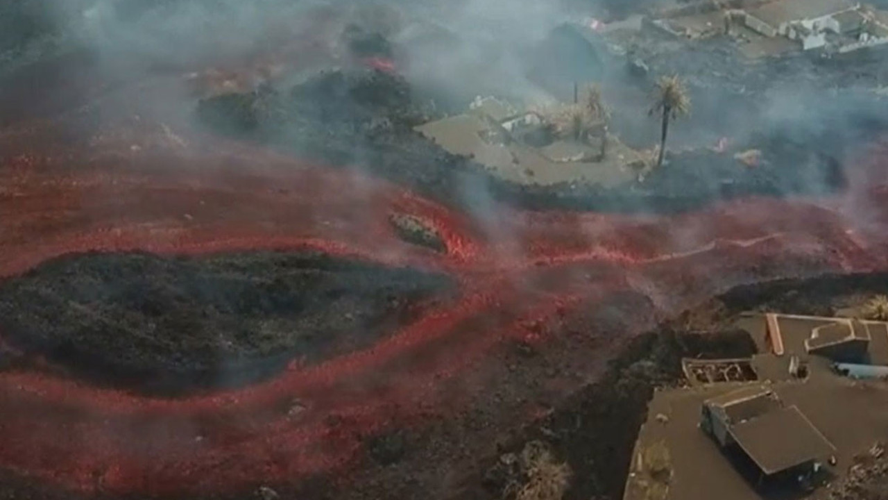 Yanardağ’ın konisi çöktü. Lavlar yerleşim yerlerine doğru ilerliyor