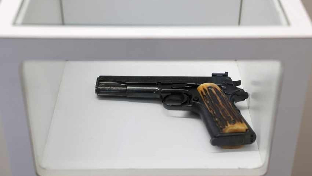 Ünlü mafya babasına ait eşyalar bakın kaç milyon dolara satıldı?