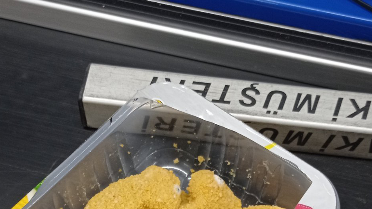 Dev market zincirinde küflü tavuk skandalı. Eve gidip paketi açtığında gözlerine inanamadı