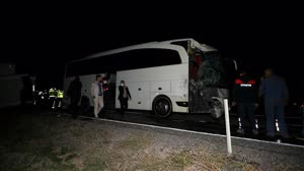 Öğrencileri taşıyan otobüs çekici araçla çarpıştı. 44 yaralı