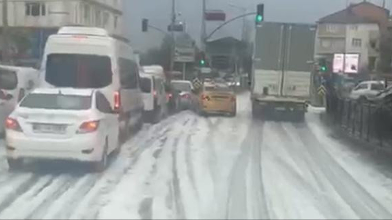 Tuzla'da esrarengiz olay yağmurdan sonra caddeyi beyaz köpük kapladı