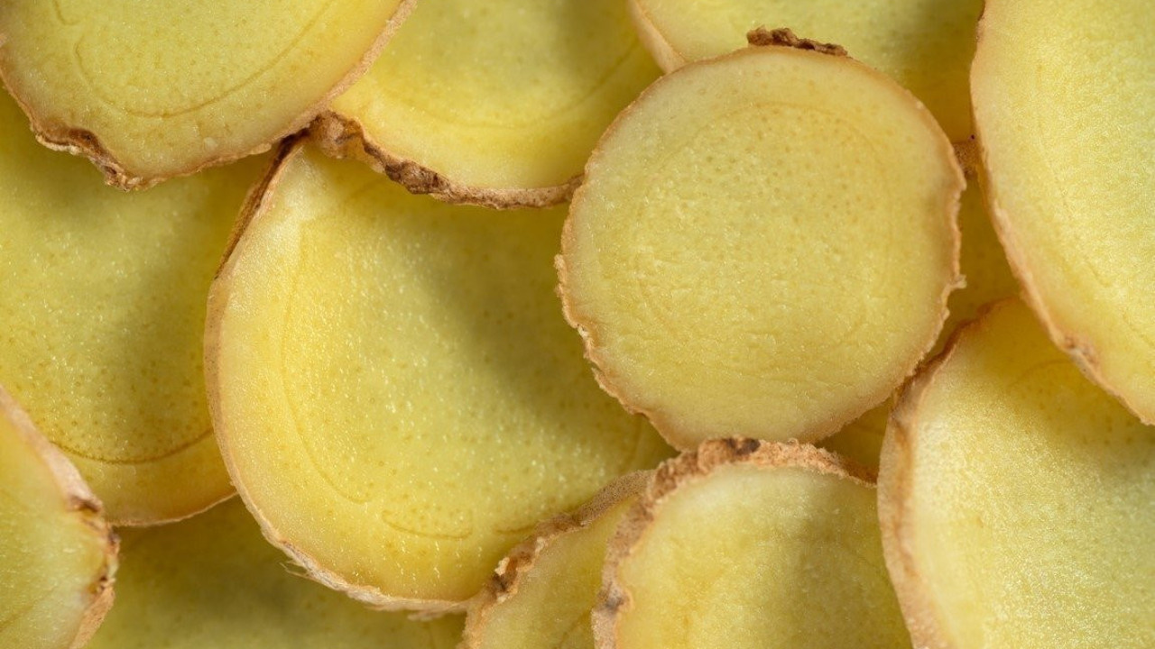 Doğal öksürük şurubunu Zencefil, bal, limon ve su ile yapın eczanenin yolunu unutun