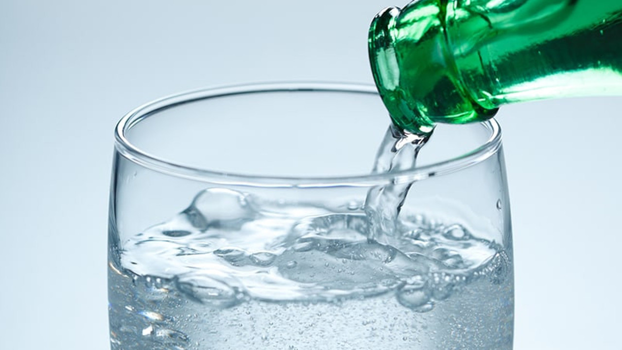 En önemli ayrıntı şişenin üzerinde yazıyor. Maden suyu diye bakın ne içmişiz