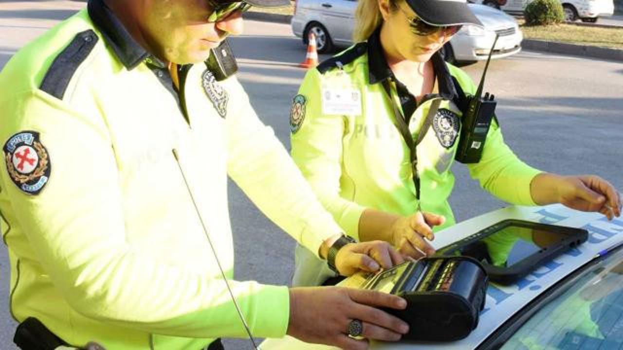 3 bin 310 sürücü ve yolcuya emniyet kemeri cezası