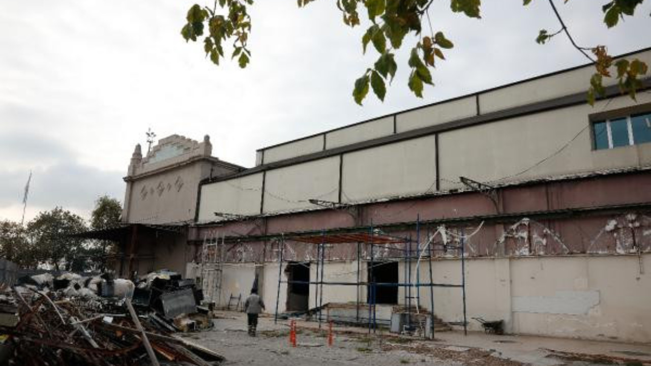 Haldun Taner Sahnesi'nde sıvayı kazıyan işçiler buldu. Üstünde Osmanlıca yazıyor