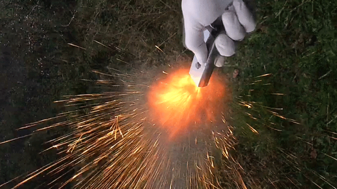 Kumanda görünümlü tabanca ele geçirildi