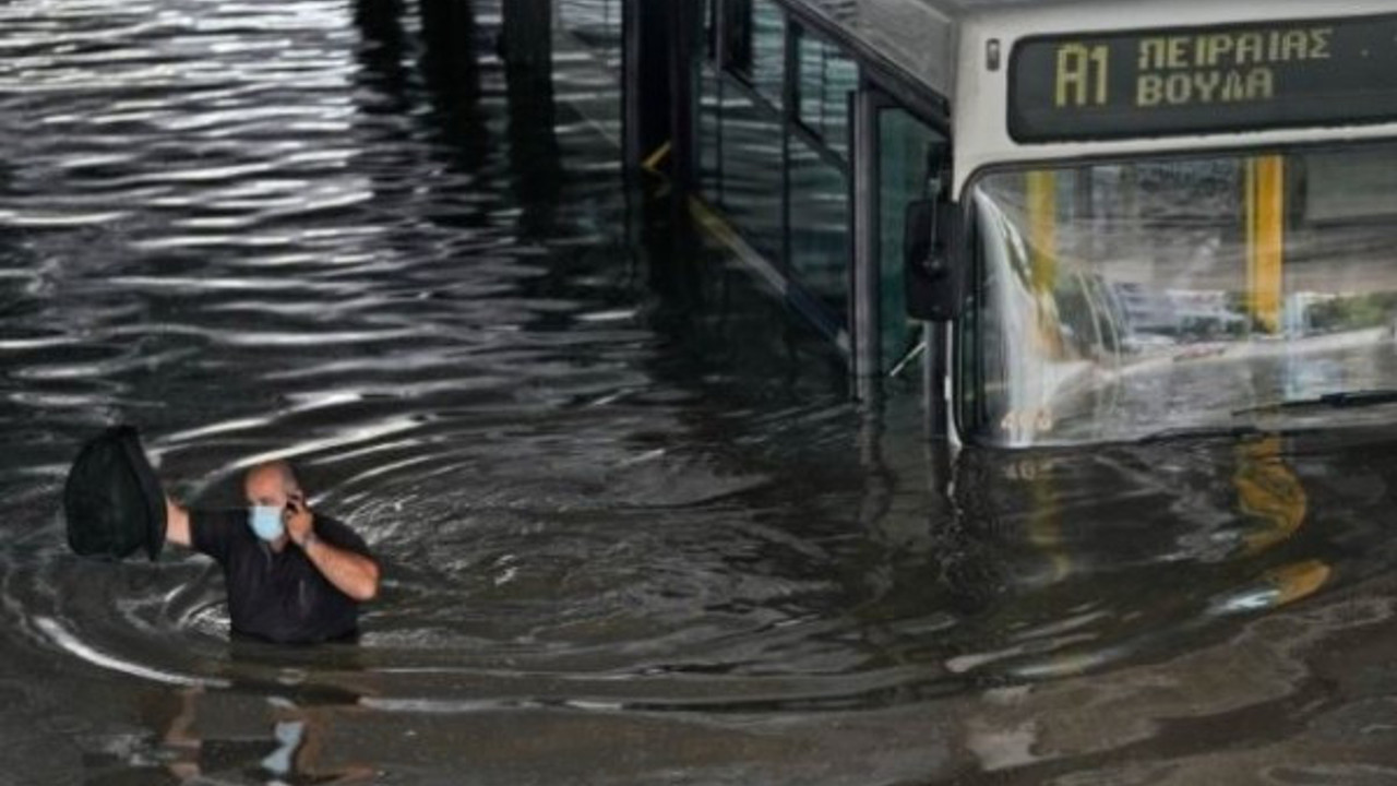 Atina'yı sel aldı. Yunanistan'dan inanılmaz görüntüler geldi