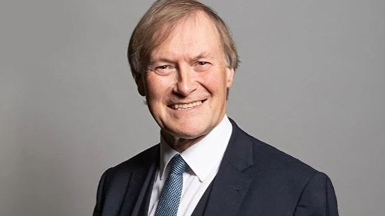 Bıçaklı saldırıya uğrayan milletvekili hayatını kaybetti