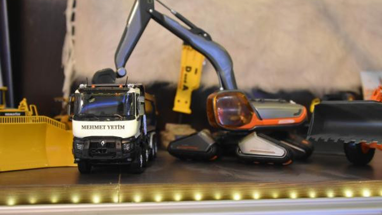 Konyalı Mehmet Yetim 10 yılda 140 iş makinesi maketi topladı. İçlerinde 1000 Euro edeni bile var. Servet değerinde