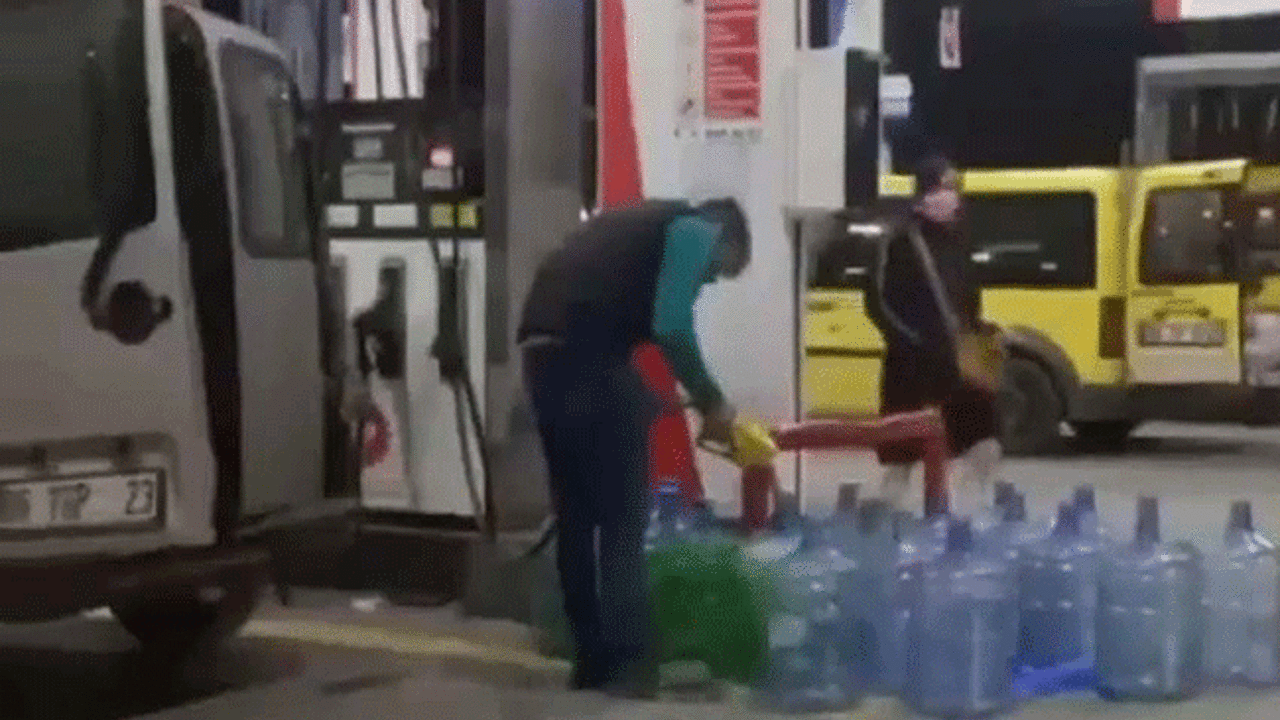 Zam geleceğini duyan vatandaşlar sıraya girip damacanaya benzin doldurdu