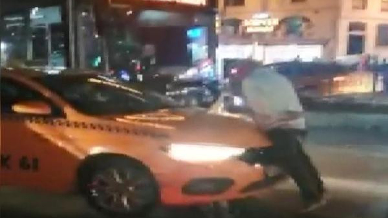 Çıldıran müşteri Beyoğlu'nda taksinin üstüne çıktı