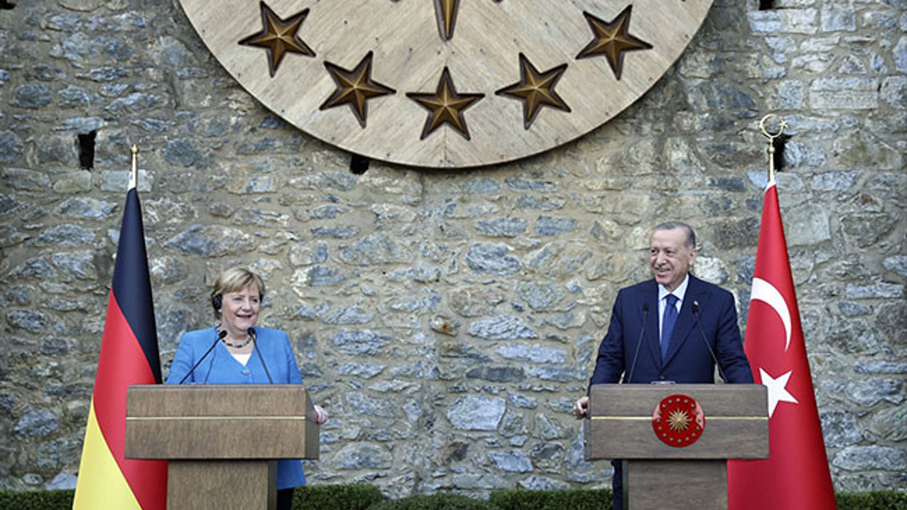 Erdoğan koalisyonları kötüleyip başkanlık sistemini övünce Merkel ne tepki verdi