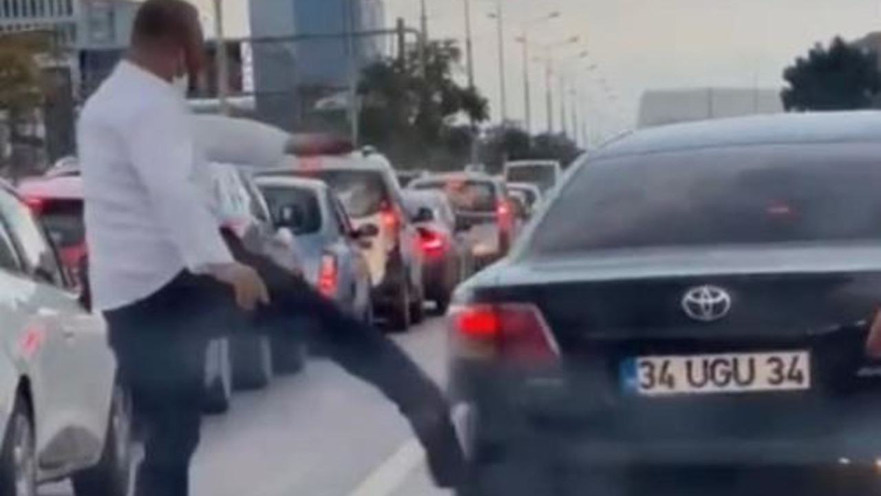 Hem suçlu hem güçlü. Zorla öne geçmeye çalıştı geçemeyince saldırdı