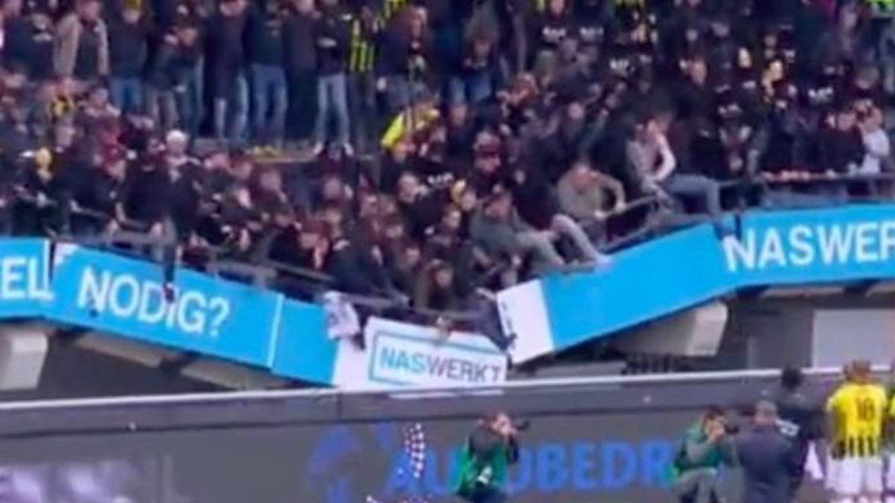 Maçın ortasında tribün çöktü. Taraftar sevinç gösterisine devam etti