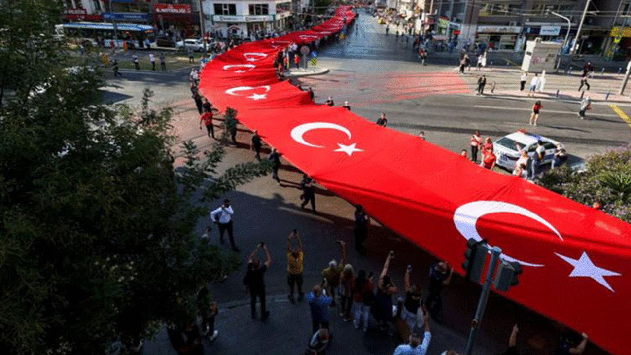 İzmir Marşı 29 Ekim'de yasaklandı. Mersin Gülnar İlçe Milli Eğitim Müdürü okullara talimat verdiği ileri sürüldü