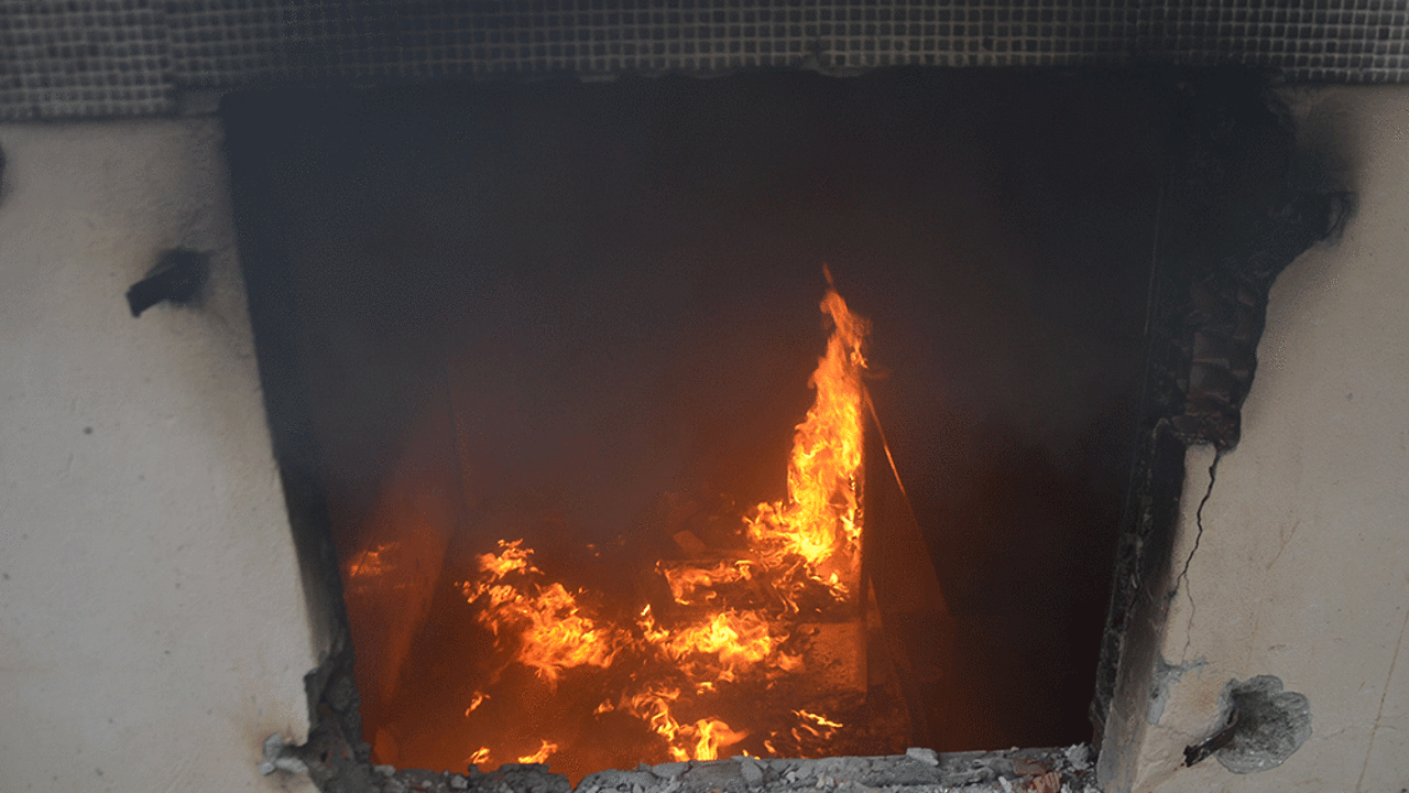 Avcılar'da 4 katlı binada yangın