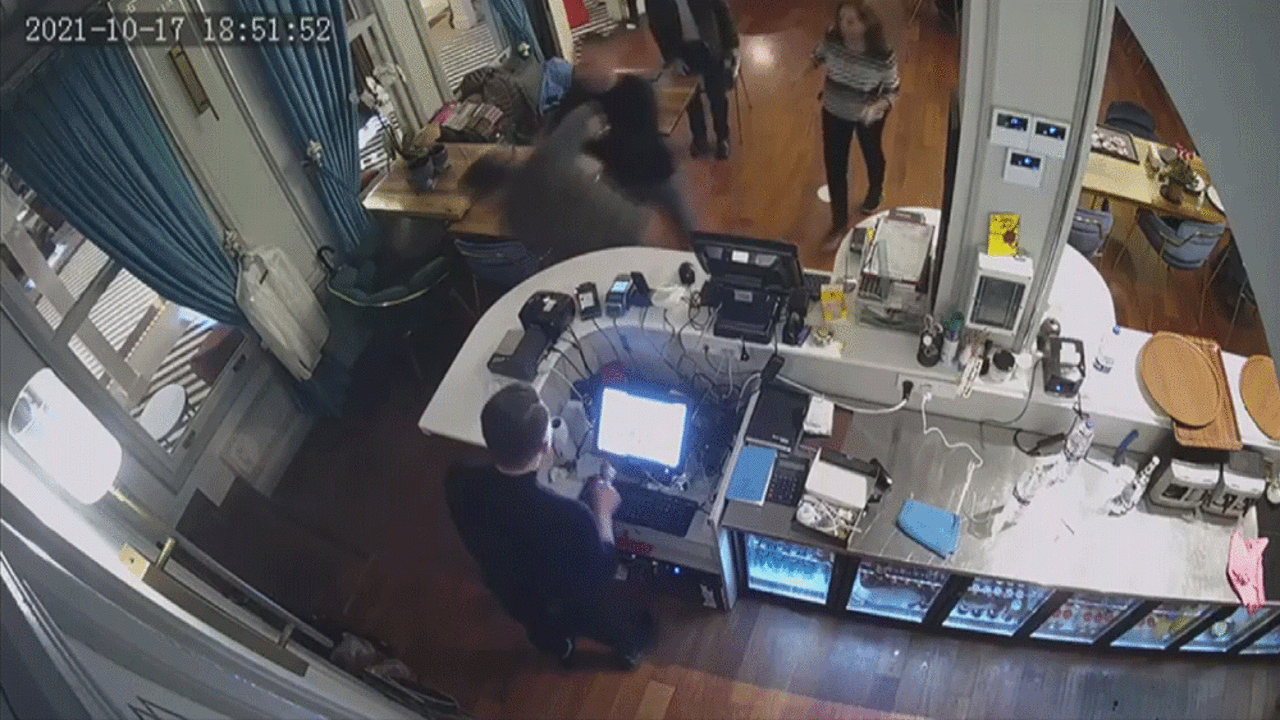 Demet Akalın’ın eşi Okan Kurt Cumhurbaşkanı'nın berberi tarafından tehdit edildiğini açıklamıştı. Kavganın görüntüleri ortaya çıktı