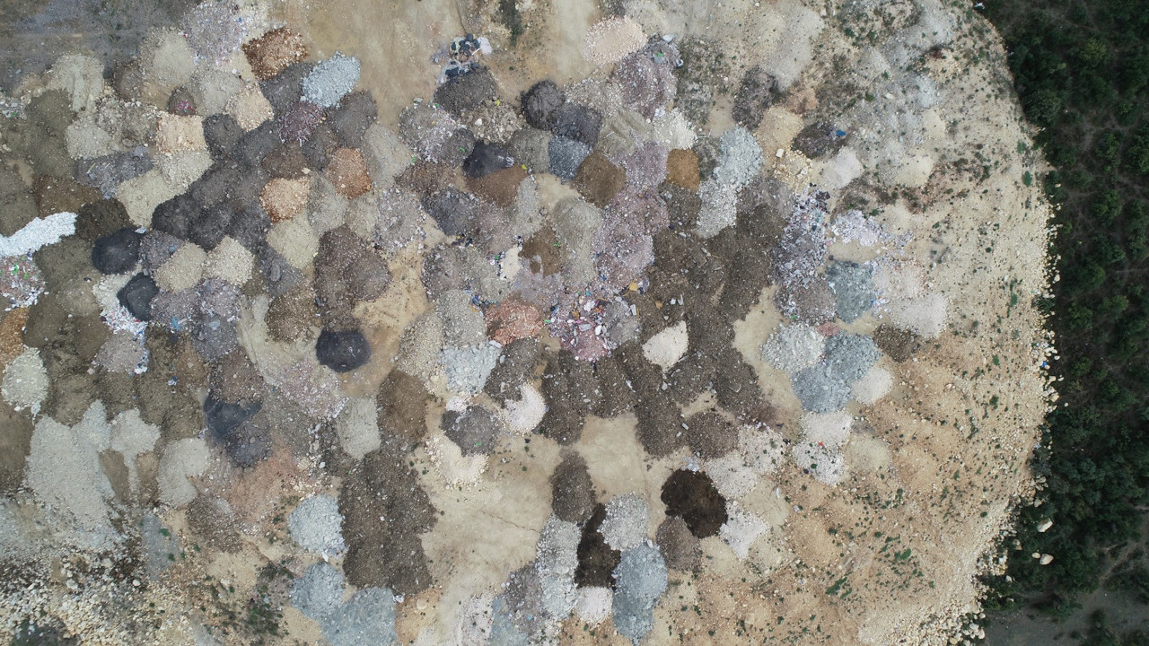 Arnavutköy'de kum tepecikleri oluştu. Mahalleli isyan etti. Fark etmeyen kaza yapıyor