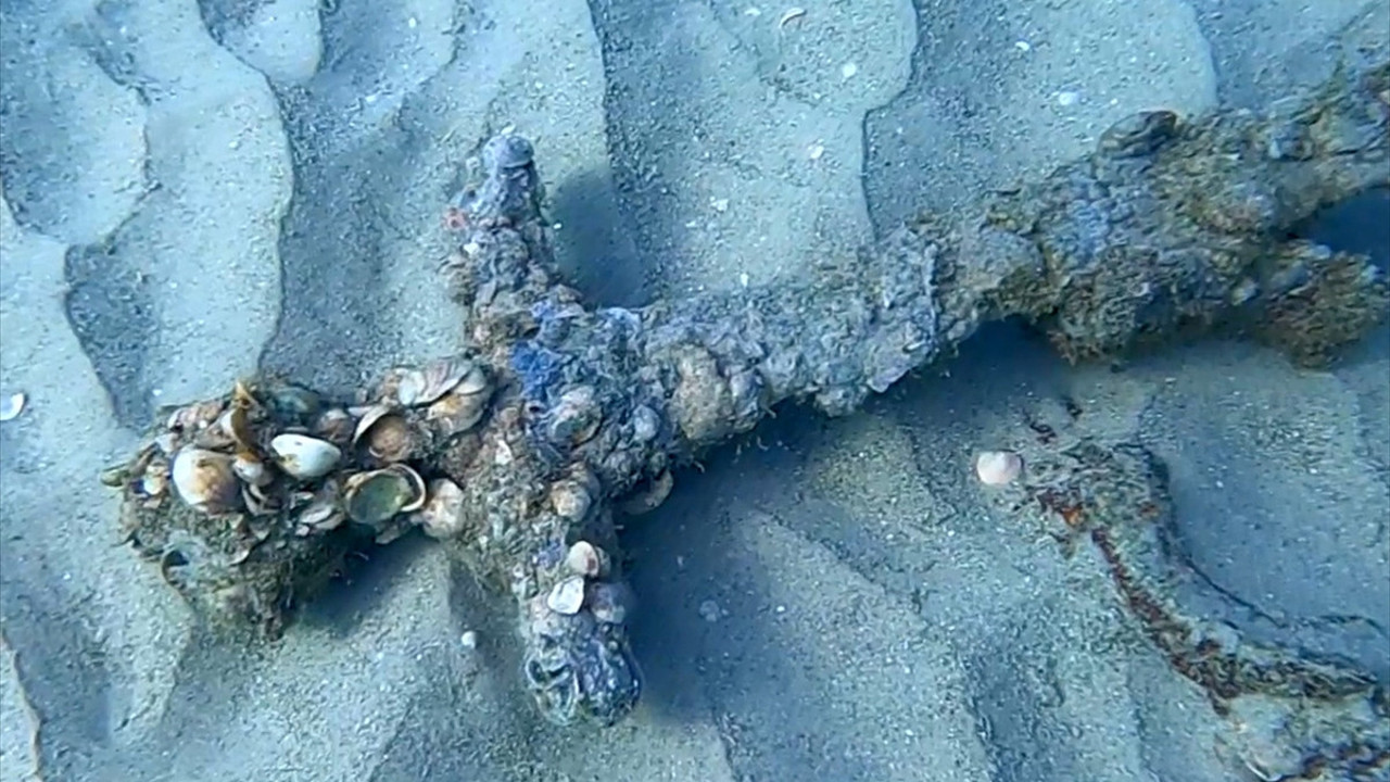 Amatör dalgıç tesadüfen fark etti denizin dibinden çıkardı. Paha biçilemiyor tam 900 yıllık