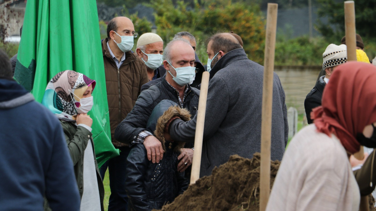 İki kardeş koronavirüsten 15 dakika arayla öldü
