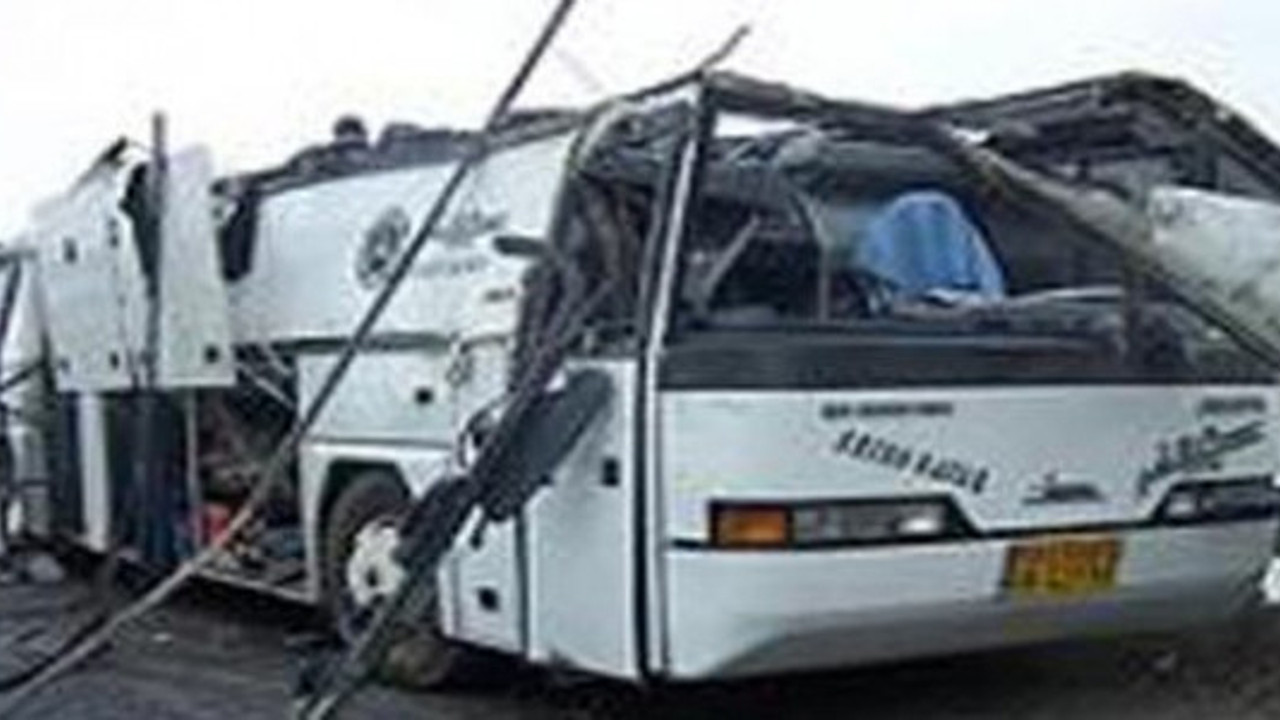 Mısır'da kamyon ve yolcu otobüsü çarpıştı: 19 ölü