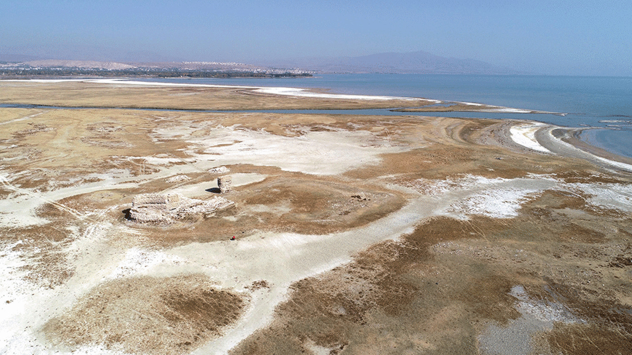 Van Gölü'nün şekli değişti. Kuraklık 10 kilometresini yuttu