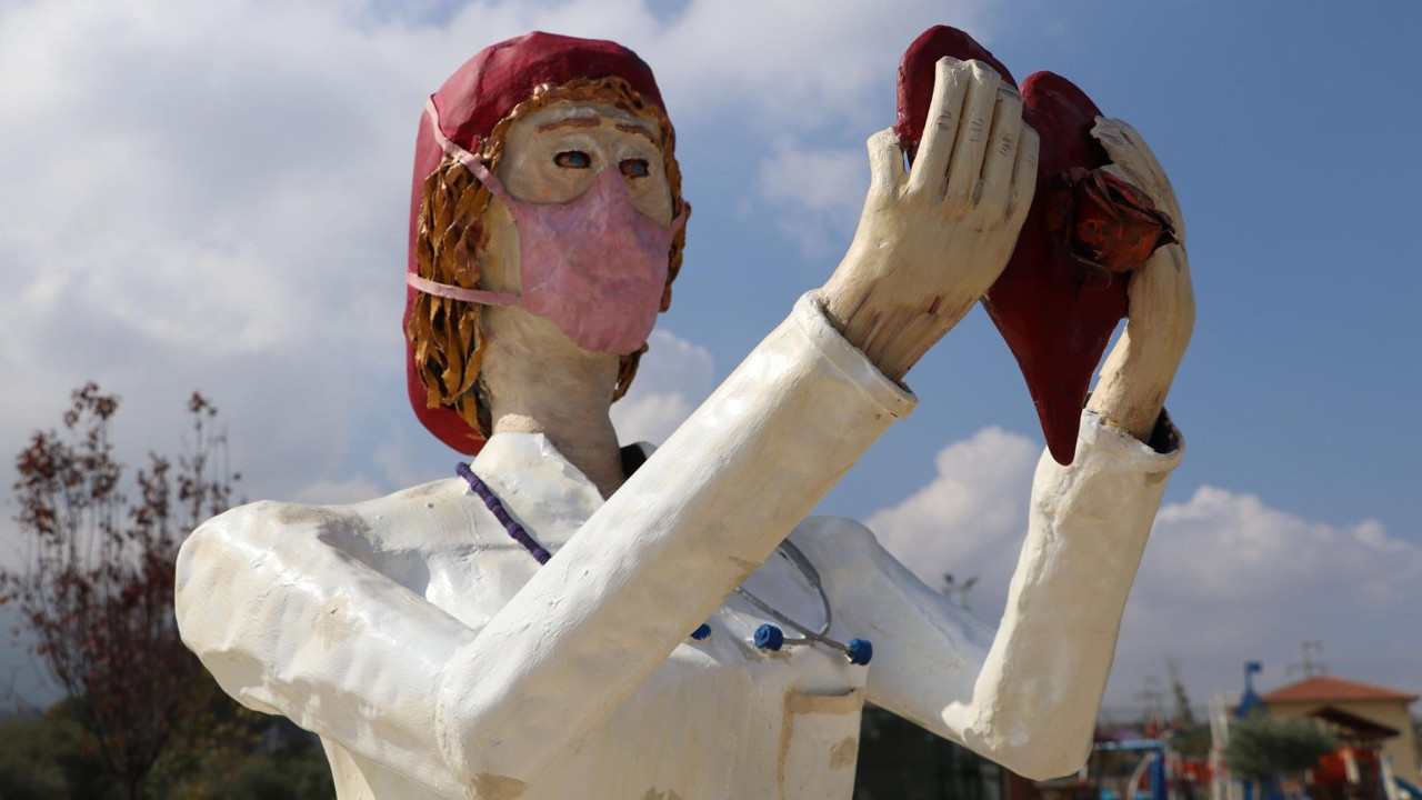 Denizli'nin Merkezefendi ilçesinde yapılan heykeller görenleri şoke etti