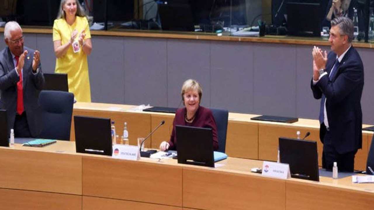 AB liderleri Merkel’e ayakta alkışlayarak veda etti