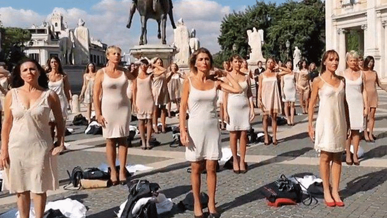 Hostesler şirketlerini soyunarak protesto etti