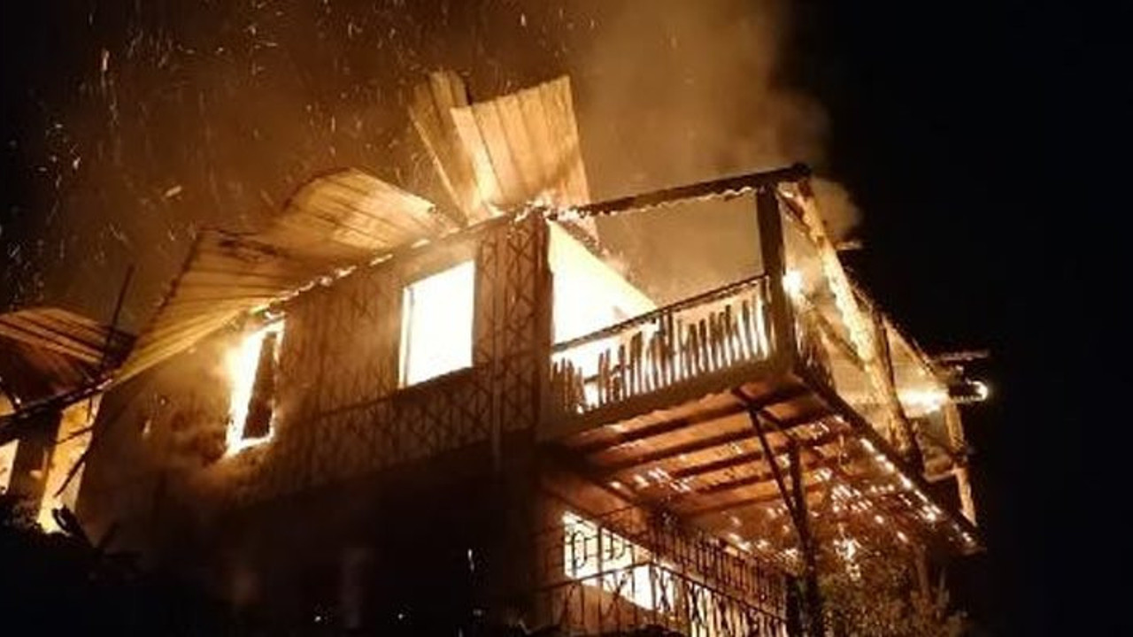 Denizi kirletenlere karşı çıkan ressam Gökçe Erhan'ın evini yaktılar. Hüngür hüngür ağladı