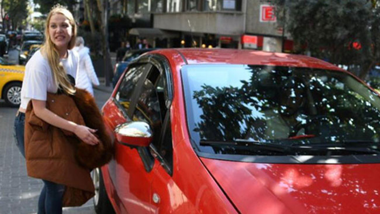 Ünlü şarkıcı korsan taksiye binerken görüntülendi