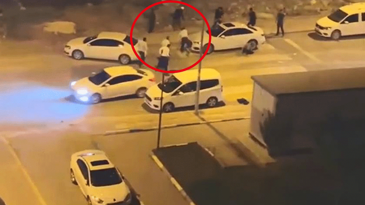 Sokak ortasında taşlı sopalı kavga