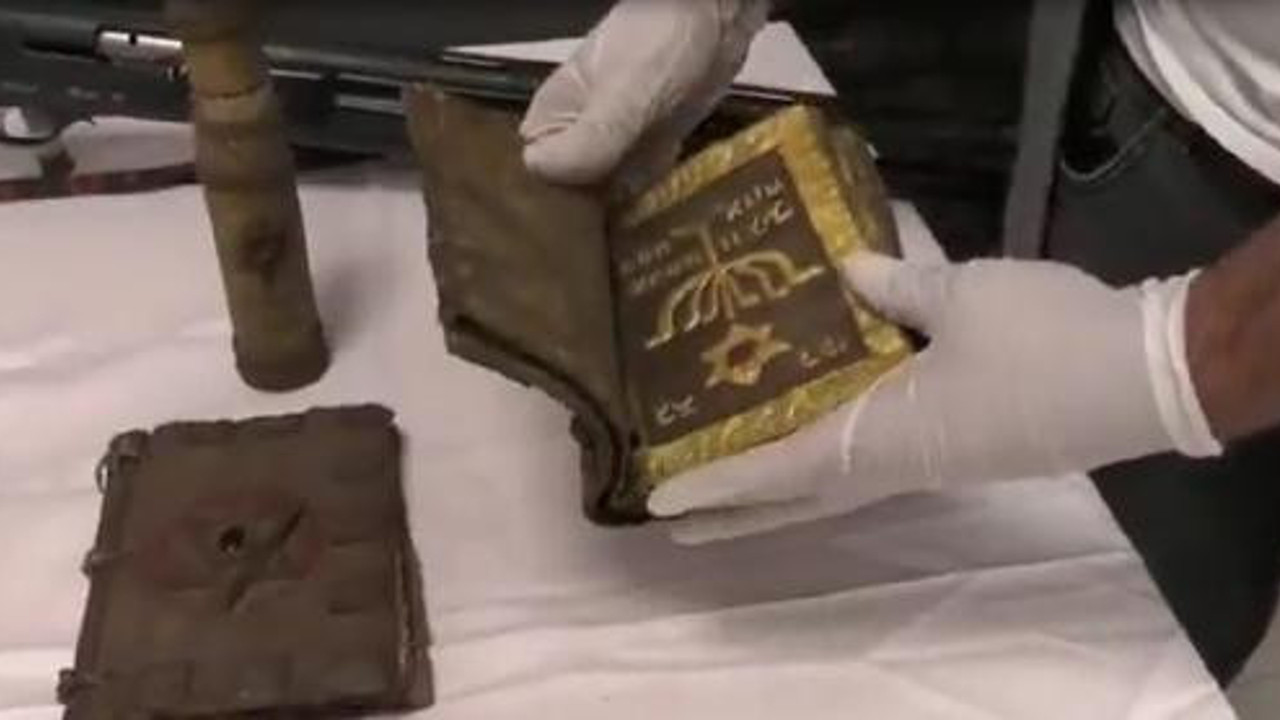 Altın işlemeli el yazmalı Tevrat baskını