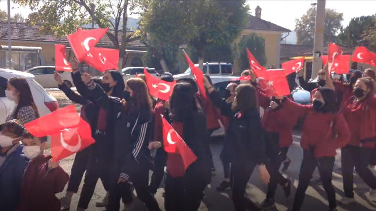 Savulun Z kuşağı geliyor. Karabük'te öğrenciler ''Bozulmuş düşmanlar yel gibi kaçar, Yaşa Mustafa Kemal paşa yaşa'' diyerek prova yaptılar