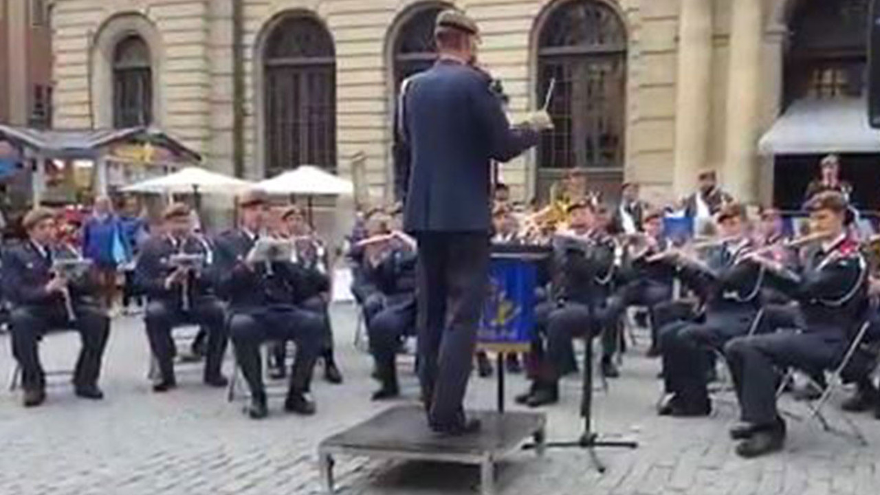 İsveç Ordu Bandosu Gölcük Marşı'yla mest etti. Alem Atatürk ve Kurtuluş Savaşı’na hayran bizim hainler ise Yunan olmak istiyor