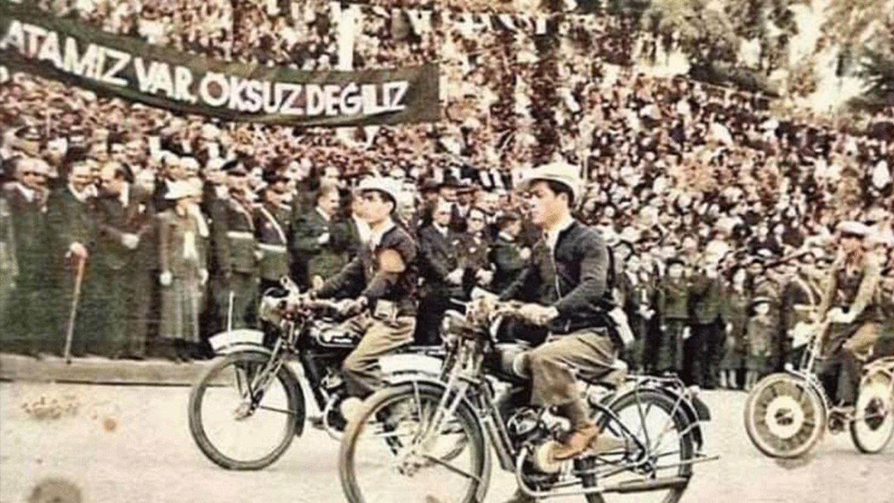 “Atamız var öksüz değiliz” pankartı fotoğrafının tarihine ve yerine inanamayacaksınız