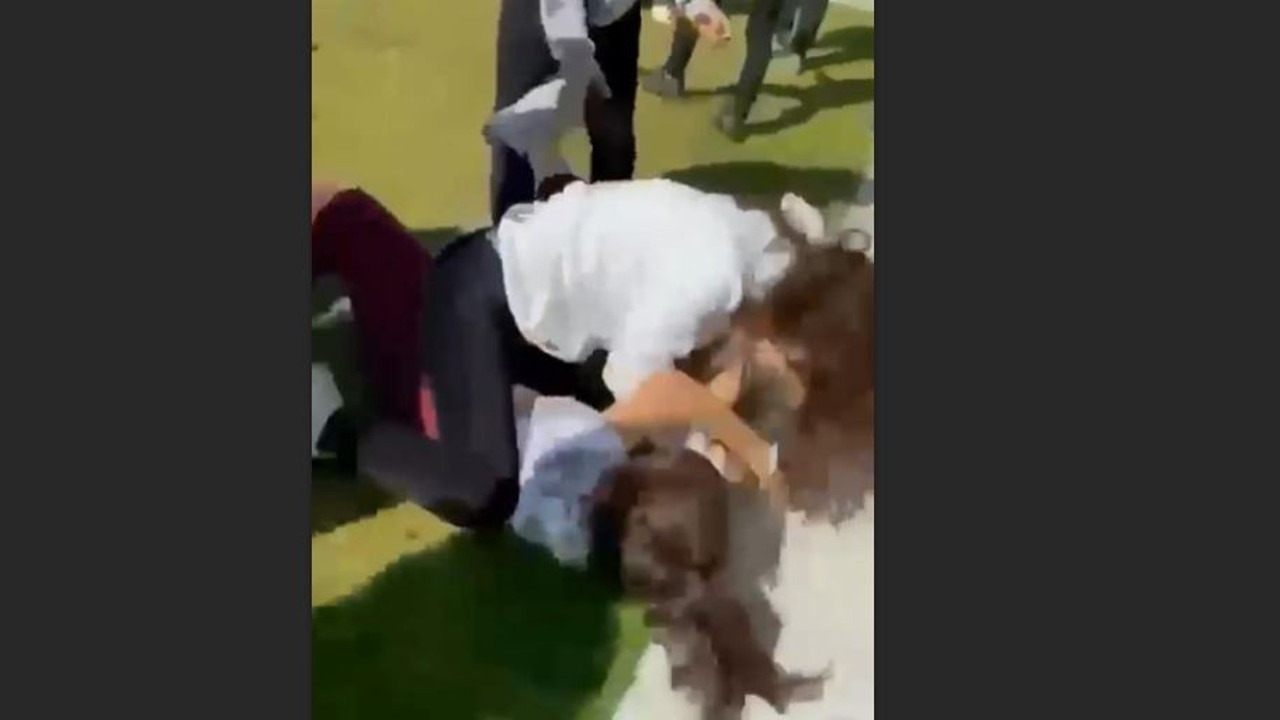 Liseli kızların saç saça baş başa kavgası