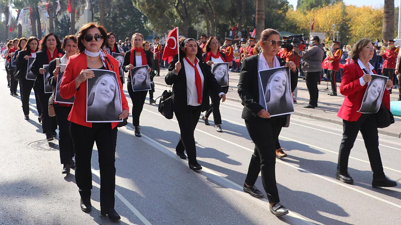 29 Ekim töreninde Şebnem’in fotoğrafıyla yürüdüler. Erkek arkadaşı tarafından katledilmişti