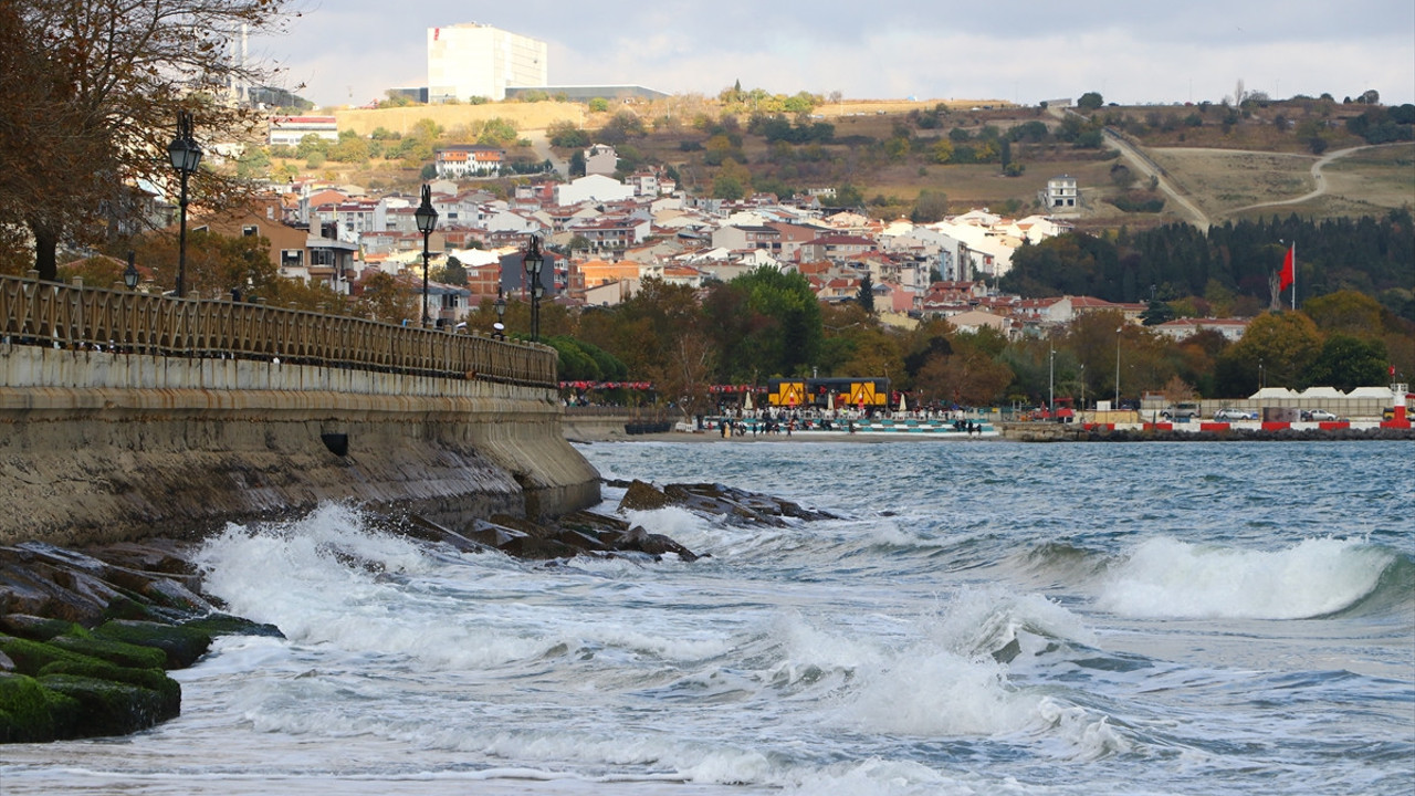 Poyraz, Marmara Denizi'nde ulaşımı olumsuz etkiledi