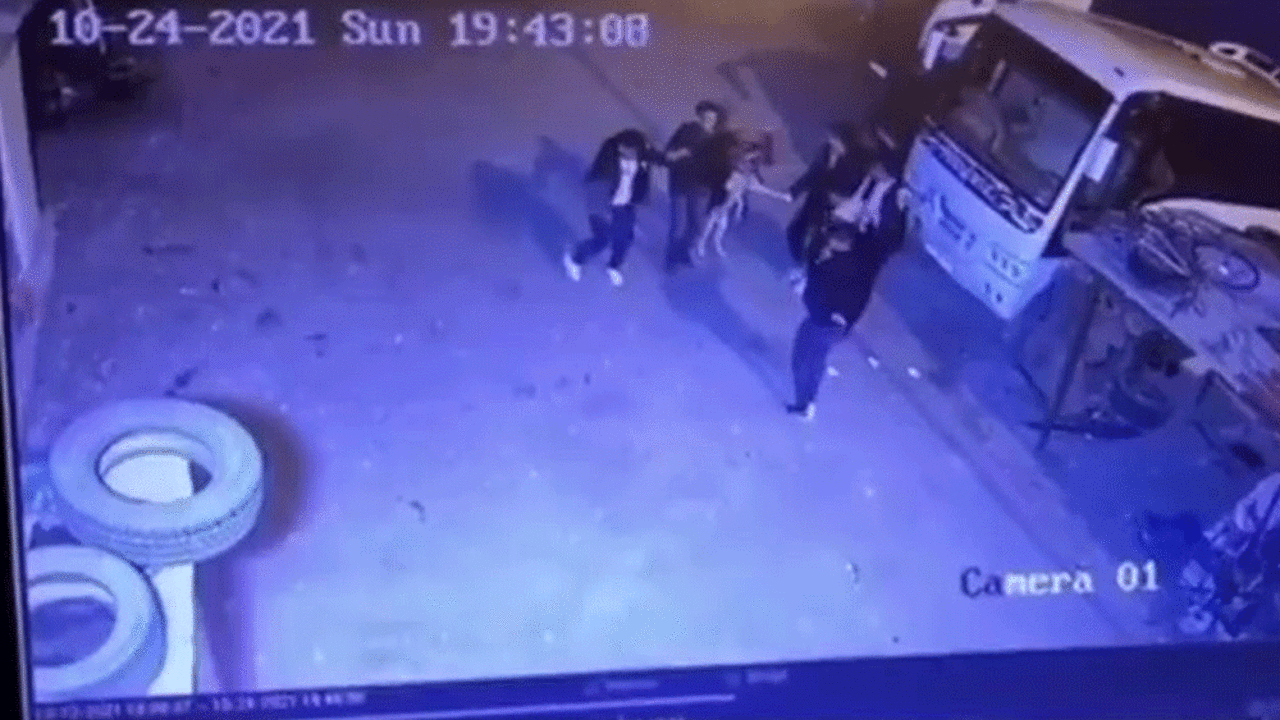 Halay çekerek köpekten kaçtılar sonra köpeği halaya dahil ettiler. Sosyal medyayı mecnuna çeviren video