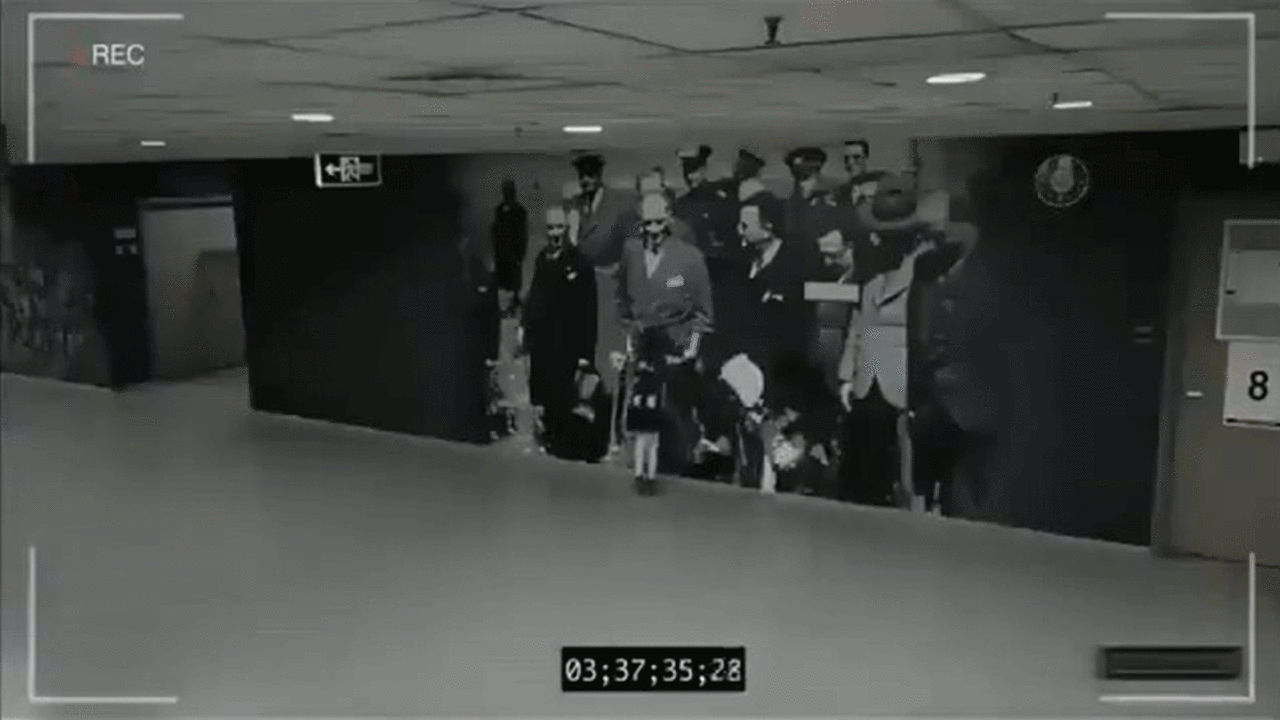 Herkesin gitmesini bekleyip Atatürk'e sarılan çocuk herkesi duygulandırdı