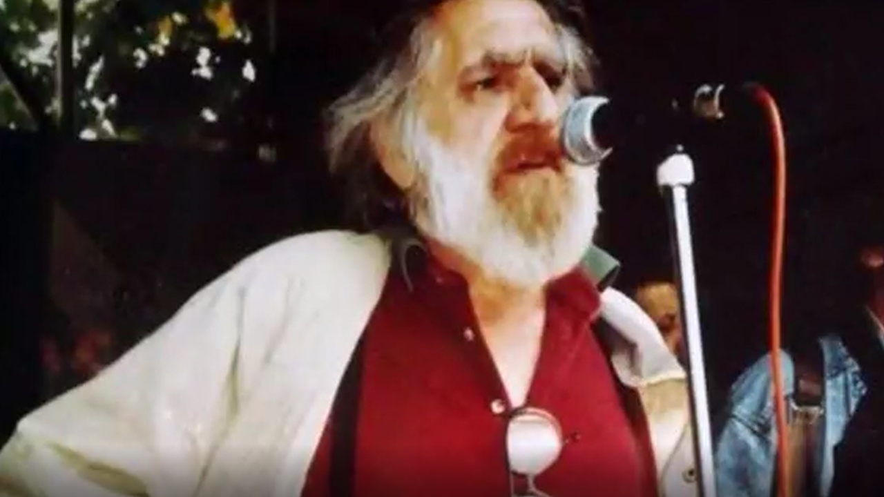 Can Yücel bir grubun tekeline bırakılmayacak kadar mühim bir şairdir. Can Yücel'in kendi sesinden ''Sünnet değil farzdır cumhuriyet'' şiiri