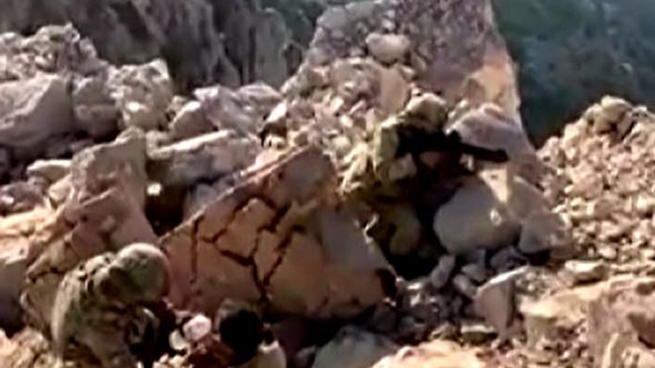 Mehmetçik teslim olan teröristlere su içirdi