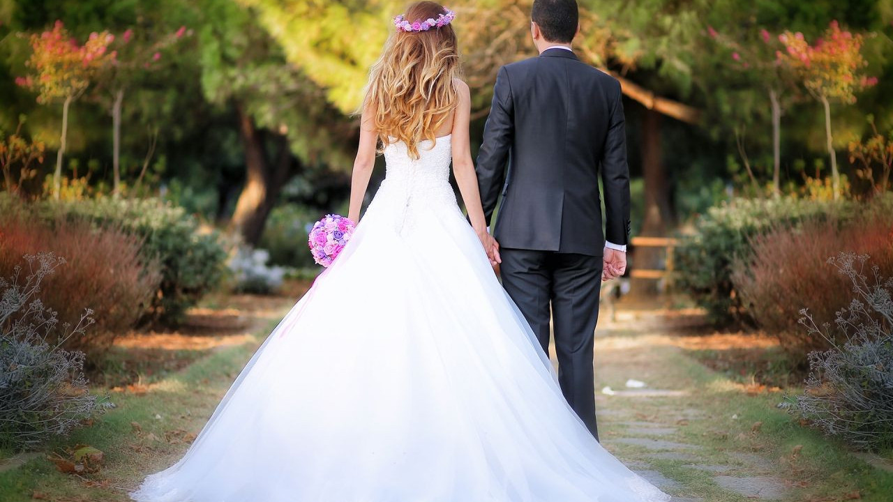 Diyanet şimdi de gelinlerin fotoğraflarına kafayı taktı