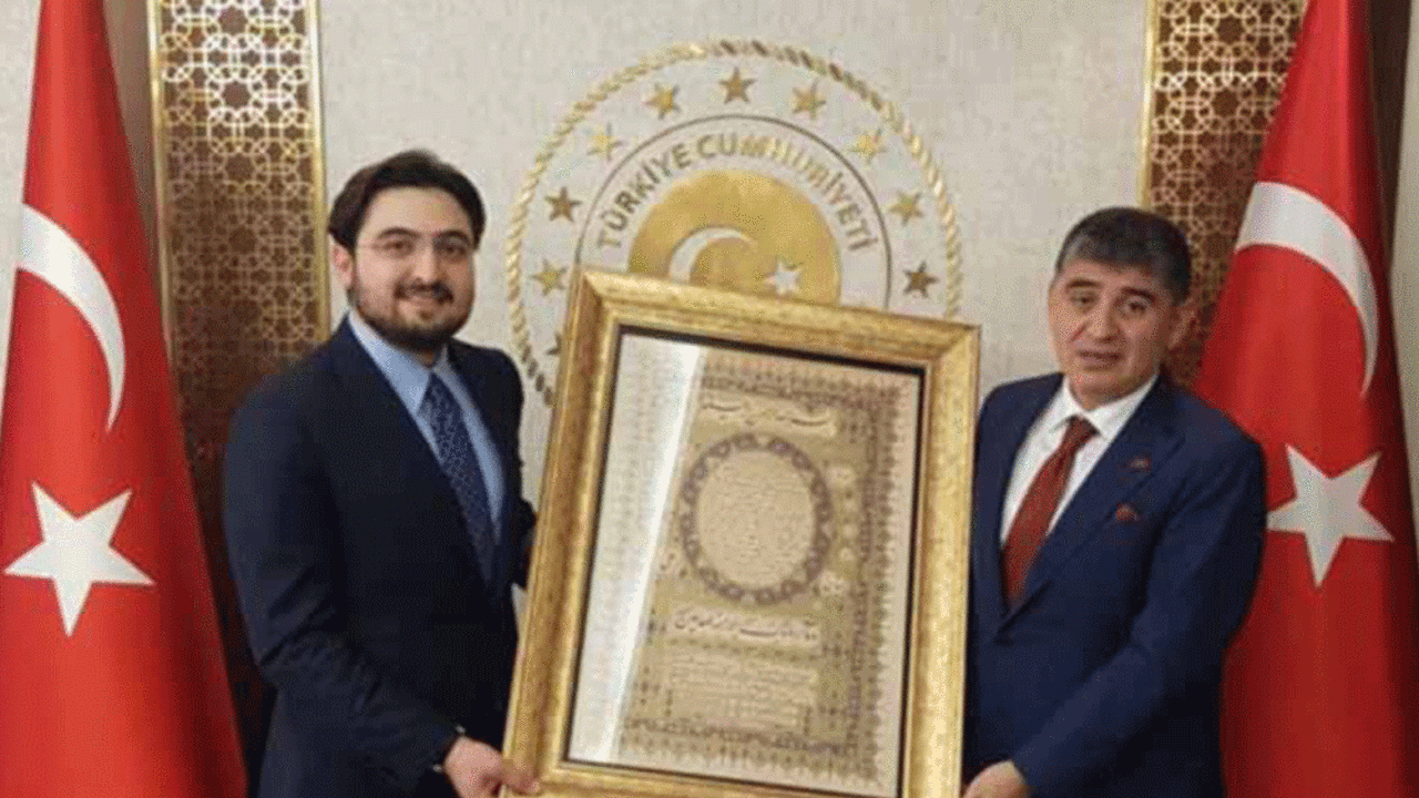 Yasak olmasına rağmen Büyükelçilik hesabından reklamı yapıldı. AKP’li Tevfik Göksu’nun yeğeni yine gündemde